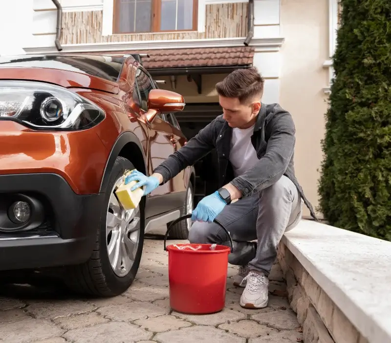 Lavage auto à domicile Le Barcarès : professionnel intervenant sur un véhicule